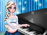 Беременная Эльза играет на фортепиано