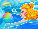 Одри плавает в бассейне